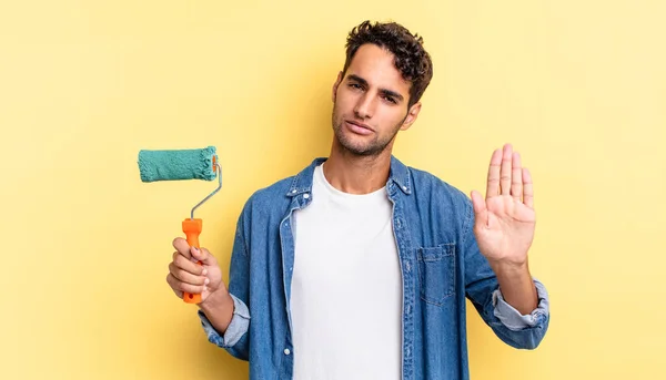 Homem Bonito Hispânico Olhando Sério Mostrando Palma Aberta Fazendo Parar — Fotografia de Stock