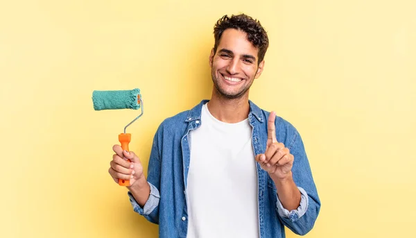 Homem Bonito Hispânico Sorrindo Orgulhosamente Confiantemente Fazendo Número Conceito Pintura — Fotografia de Stock