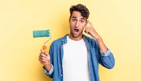 Homem Bonito Hispânico Olhando Surpreso Percebendo Novo Pensamento Ideia Conceito — Fotografia de Stock