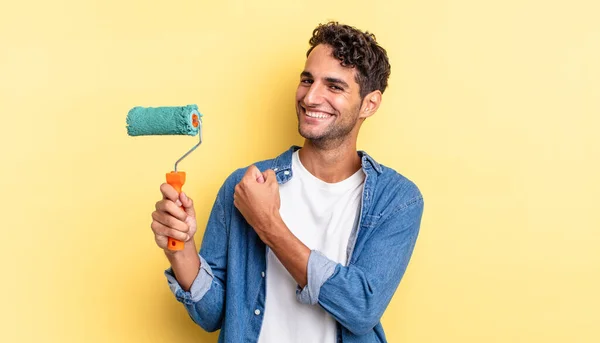 Homem Bonito Hispânico Sentindo Feliz Enfrentando Desafio Celebrando Conceito Pintura — Fotografia de Stock