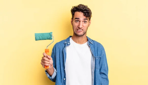 Homem Bonito Hispânico Perplexo Confuso Conceito Pintura Rolo — Fotografia de Stock