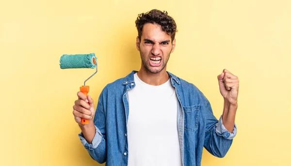 Hombre Guapo Hispano Gritando Agresivamente Con Una Expresión Enojada Concepto —  Fotos de Stock