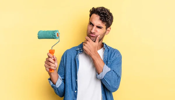 Homem Bonito Hispânico Pensando Sentindo Duvidoso Confuso Conceito Pintura Rolo — Fotografia de Stock