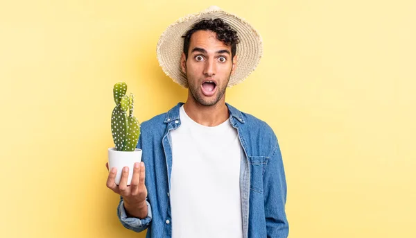 Hispanic Knappe Man Zoek Naar Zeer Geschokt Verrast Boer Cactus — Stockfoto