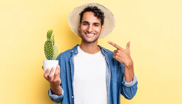 Hispanic Handsome Man Smiling Confidently Pointing Own Broad Smile Farmer — Stock Photo, Image