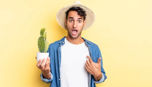 Hispanic Handsome Man Looking Shocked Surprised Mouth Wide Open Pointing — Stock Photo, Image