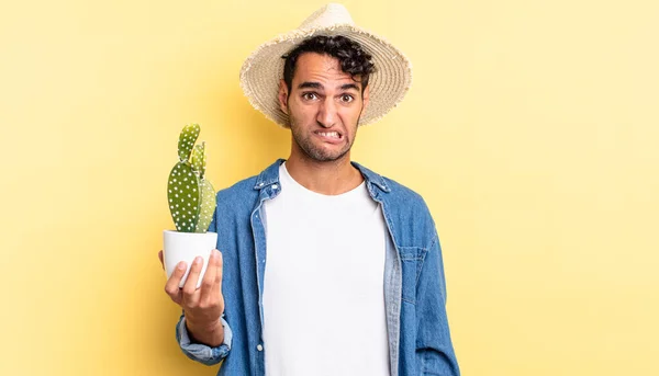 Hispanic Knappe Man Zoek Verbaasd Verward Boer Cactus Concept — Stockfoto