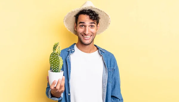 Hispanic Knappe Man Zoek Naar Gelukkig Aangenaam Verrast Boer Cactus — Stockfoto