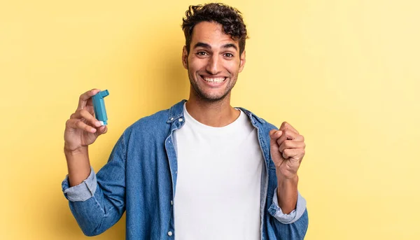 Hispanischer Gutaussehender Mann Der Schockiert Ist Lacht Und Erfolg Feiert — Stockfoto