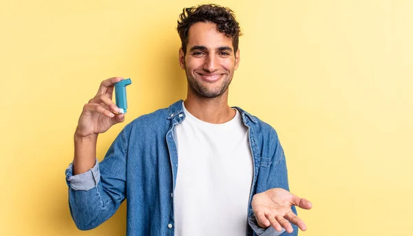 Hombre Guapo Hispano Sonriendo Felizmente Con Amistoso Ofreciendo Mostrando Concepto — Foto de Stock