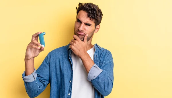 Hispánský Pohledný Muž Přemýšlí Cítí Pochybovačně Zmateně Astmatický Koncept — Stock fotografie