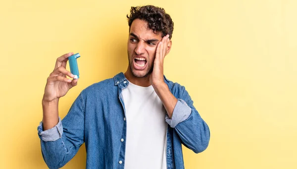 Hombre Guapo Hispano Sintiéndose Feliz Emocionado Sorprendido Concepto Asma — Foto de Stock