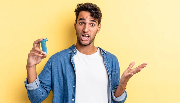 Hispanische Gutaussehende Mann Fühlt Sich Extrem Schockiert Und Überrascht Asthma — Stockfoto