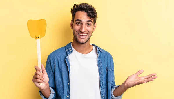 Homem Bonito Hispânico Sentindo Feliz Surpreso Perceber Uma Solução Ideia — Fotografia de Stock