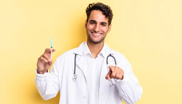 Hispânico Bonito Homem Apontando Para Câmera Escolhendo Você Médico Srynge — Fotografia de Stock