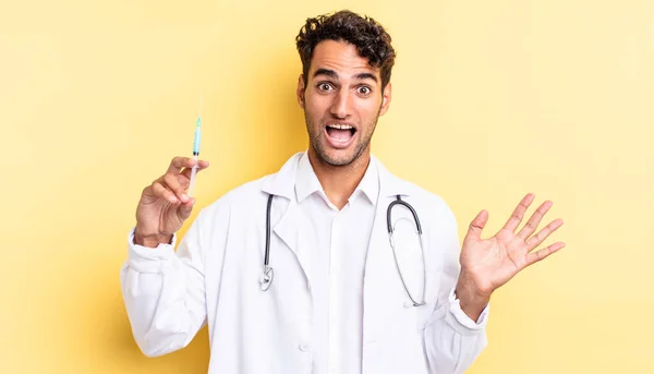 Hispânico Bonito Homem Sentindo Feliz Espantado Com Algo Inacreditável Médico — Fotografia de Stock