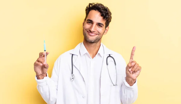 Hispânico Bonito Homem Sorrindo Olhando Amigável Mostrando Número Médico Srynge — Fotografia de Stock