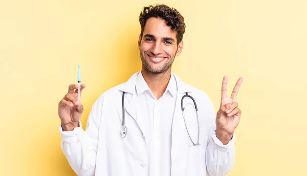 Hispânico Bonito Homem Sorrindo Olhando Amigável Mostrando Número Dois Médico — Fotografia de Stock