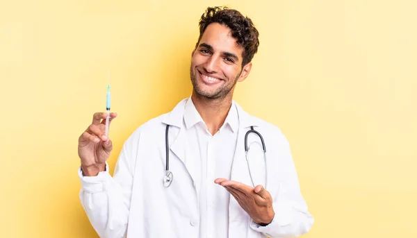 Hispânico Bonito Homem Sorrindo Alegremente Sentindo Feliz Mostrando Conceito Médico — Fotografia de Stock