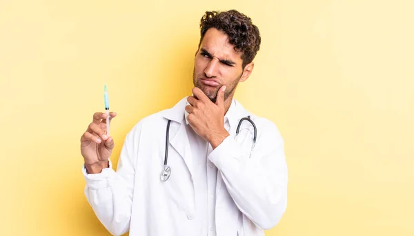 Hispânico Bonito Homem Pensando Sentindo Médico Duvidoso Confuso Conceito Srynge — Fotografia de Stock