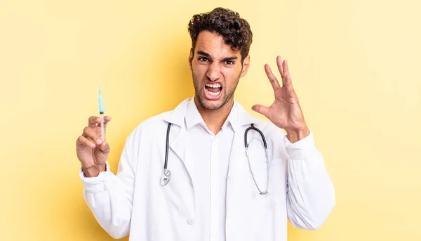 Hispânico Bonito Homem Gritando Com Mãos Médico Srynge Conceito — Fotografia de Stock