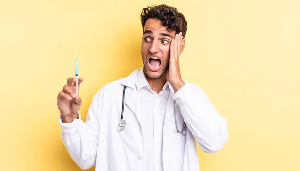 Hispânico Bonito Homem Sentindo Feliz Animado Surpreendido Médico Srynge Conceito — Fotografia de Stock