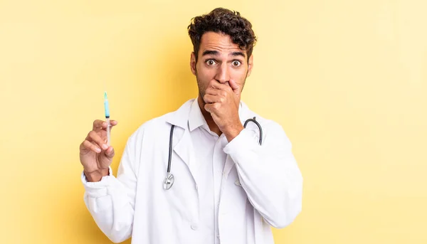 Hispânico Bonito Homem Cobrindo Boca Com Mãos Com Médico Chocado — Fotografia de Stock