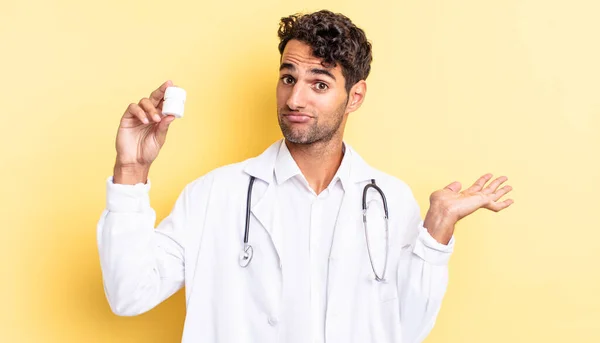 Homem Bonito Hispânico Sentindo Perplexo Confuso Duvidoso Garrafa Médico Pílulas — Fotografia de Stock