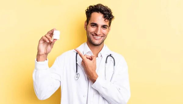 Hombre Guapo Hispano Sonriendo Alegremente Sintiéndose Feliz Señalando Hacia Lado —  Fotos de Stock