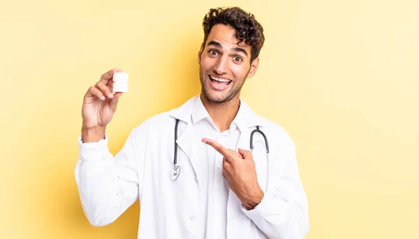 Hombre Guapo Hispano Mirando Emocionado Sorprendido Señalando Hacia Lado Medicina —  Fotos de Stock