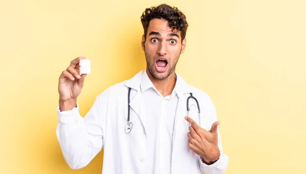 パニックハンサムな男ショックを受けて 口を大きく開いて驚いて 自分自身を指している 医師用ボトル薬のコンセプト — ストック写真