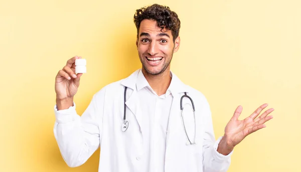 Homem Bonito Hispânico Sentindo Feliz Surpreso Perceber Uma Solução Ideia — Fotografia de Stock