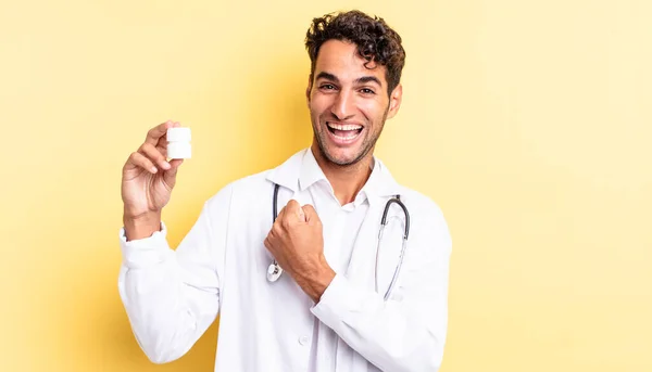 Homem Bonito Hispânico Sentindo Feliz Enfrentando Desafio Celebrando Garrafa Médico — Fotografia de Stock