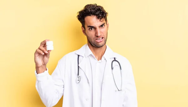 Spanyol Yakışıklı Adam Şaşkın Şaşkın Hissediyor Hekim Şişesi Hapları Konsepti — Stok fotoğraf
