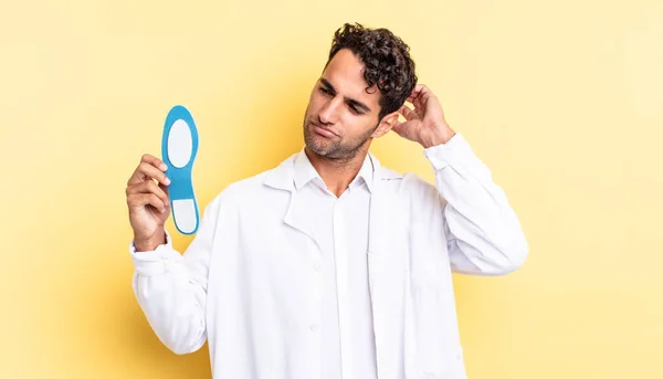 Hombre Guapo Hispano Sonriendo Feliz Soñando Despierto Dudando Concepto Chiropodista — Foto de Stock