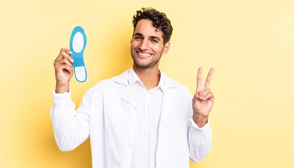 Homem Bonito Hispânico Sorrindo Parecendo Amigável Mostrando Número Dois Conceito — Fotografia de Stock