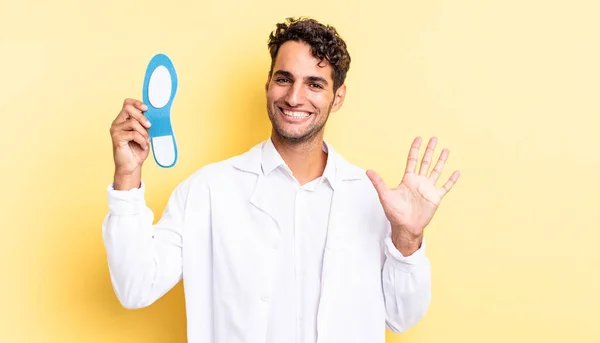 Hispanic Handsome Man Smiling Looking Friendly Showing Number Five Chiropodist — Stock Photo, Image