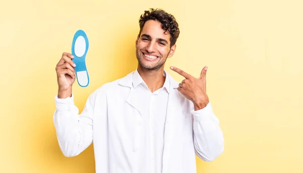 Hispanic Handsome Man Smiling Confidently Pointing Own Broad Smile Chiropodist — Stock Photo, Image