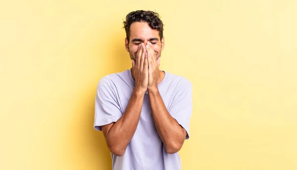 Hispanisch Gut Aussehender Mann Der Glücklich Den Mund Mit Beiden — Stockfoto