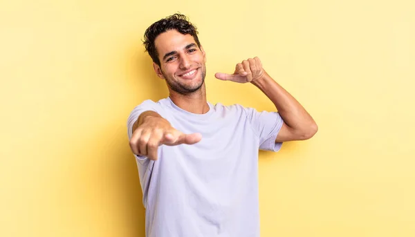 Ispanico Bello Uomo Sentirsi Felice Fiducioso Che Punta Alla Fotocamera — Foto Stock