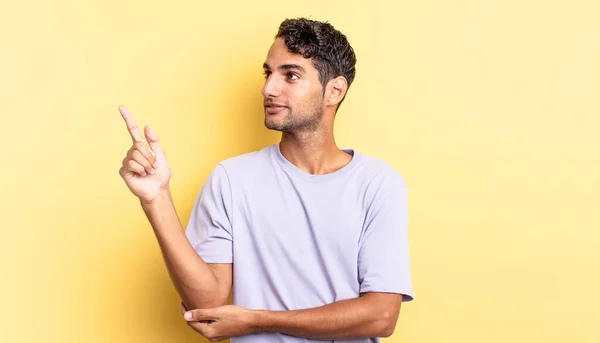 Hispânico Bonito Homem Sorrindo Feliz Olhando Para Lado Querendo Saber — Fotografia de Stock