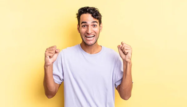 Hispanische Gutaussehende Mann Fühlen Sich Schockiert Lachen Und Feiern Erfolg — Stockfoto