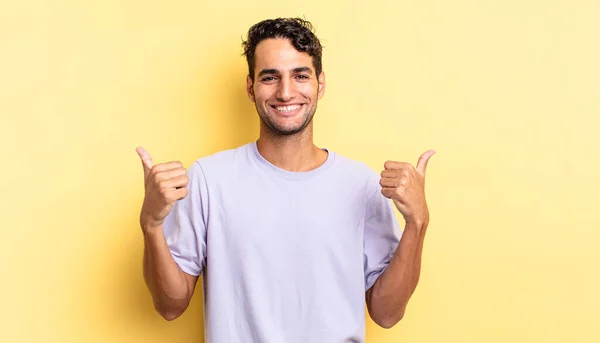 Ispanico Bello Uomo Sorridente Gioiosamente Positivo Con Entrambi Pollici — Foto Stock