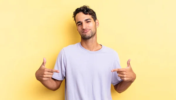 Hispânico Bonito Homem Olhando Orgulhoso Arrogante Apontando Para Mesmo — Fotografia de Stock