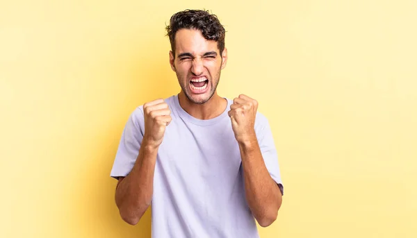 Hispanic Stilig Man Skriker Aggressiv Med Arg Blick Och Snäva — Stockfoto