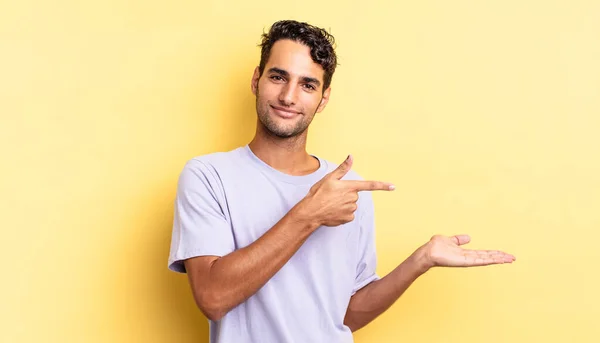 Homem Bonito Hispânico Sorrindo Sentindo Feliz Apontando Para Conceito Ideia — Fotografia de Stock