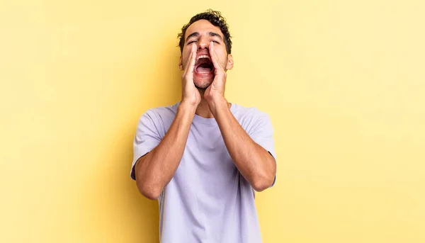 Hombre Guapo Hispano Sintiéndose Feliz Dando Gran Grito Con Las —  Fotos de Stock