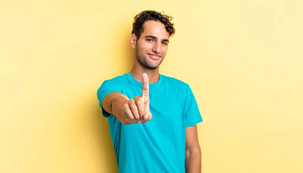 Hispanische Gutaussehende Mann Lächelt Stolz Und Selbstbewusst Macht Die Nummer — Stockfoto