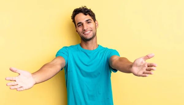 Hombre Guapo Hispano Sonriendo Alegremente Dando Cálido Amistoso Cariñoso Abrazo —  Fotos de Stock