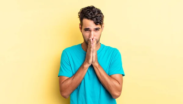 Hispânico Bonito Homem Sentindo Preocupado Esperançoso Religioso — Fotografia de Stock